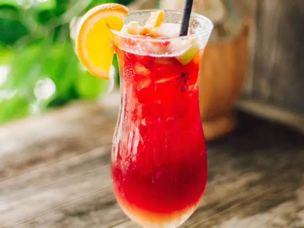 Helderrode en fruitige cocktail
