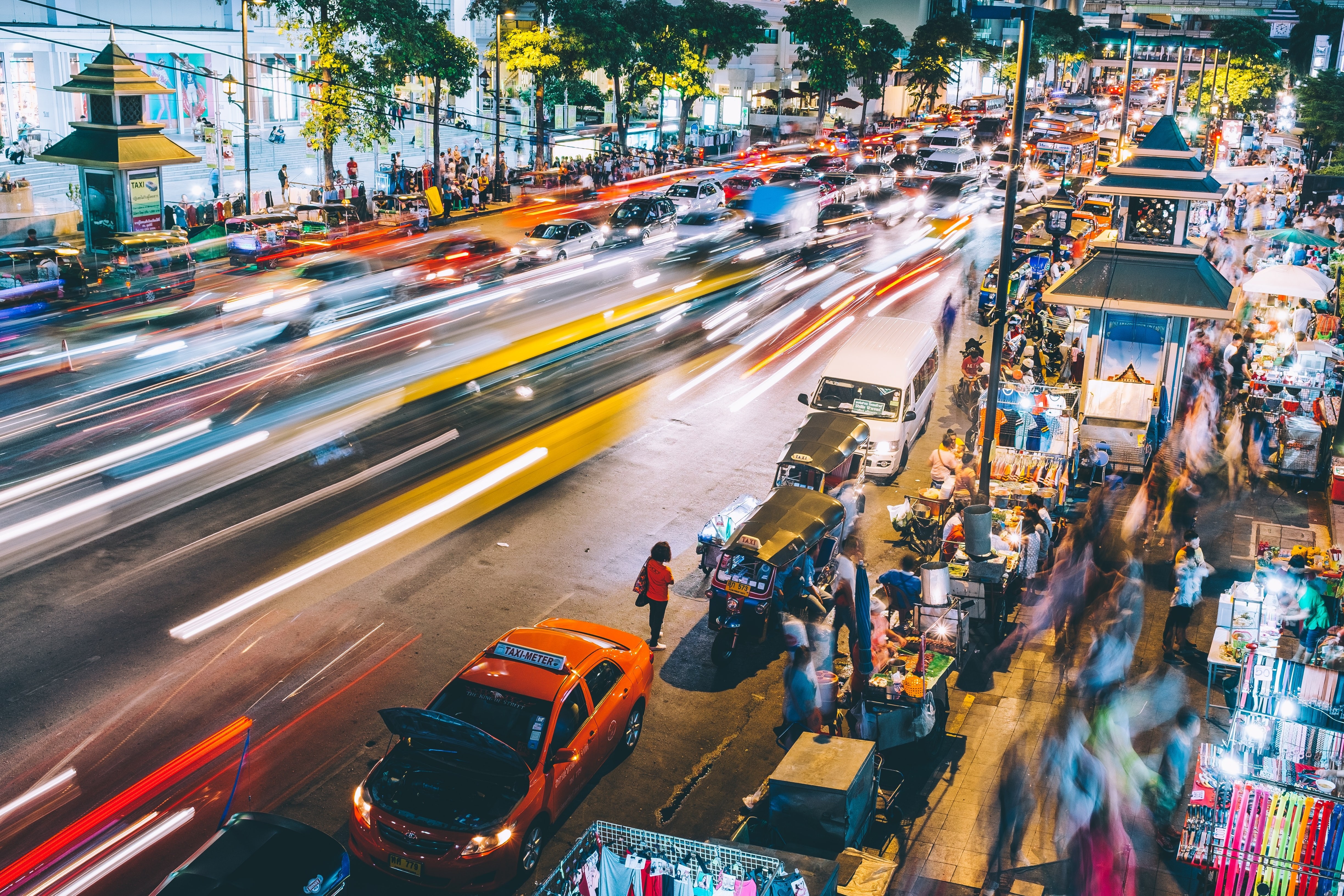 Thailand bangkok geschäftige Straße und Markt in der Nacht