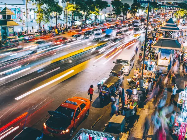 Thailand bangkok geschäftige Straße und Markt in der Nacht