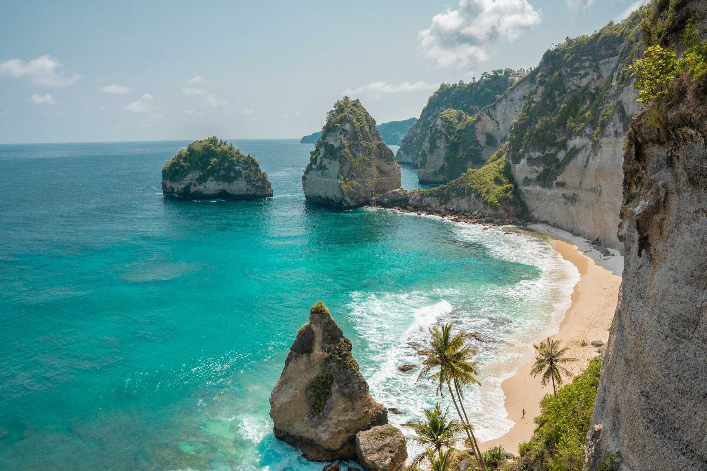 Uitzicht op een klif en de oceaan in Bali