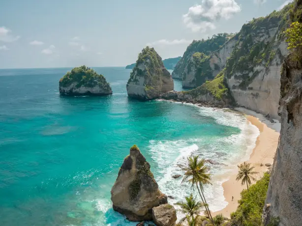 Uitzicht op een klif en de oceaan in Bali