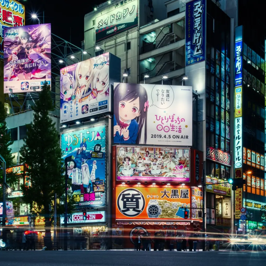 Heldere straten van Tokio bij nacht met grote anime reclameborden