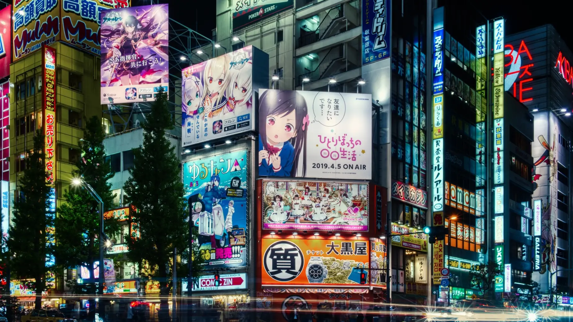 Helle Straßen von Tokio bei Nacht mit großen Anime-Reklametafeln