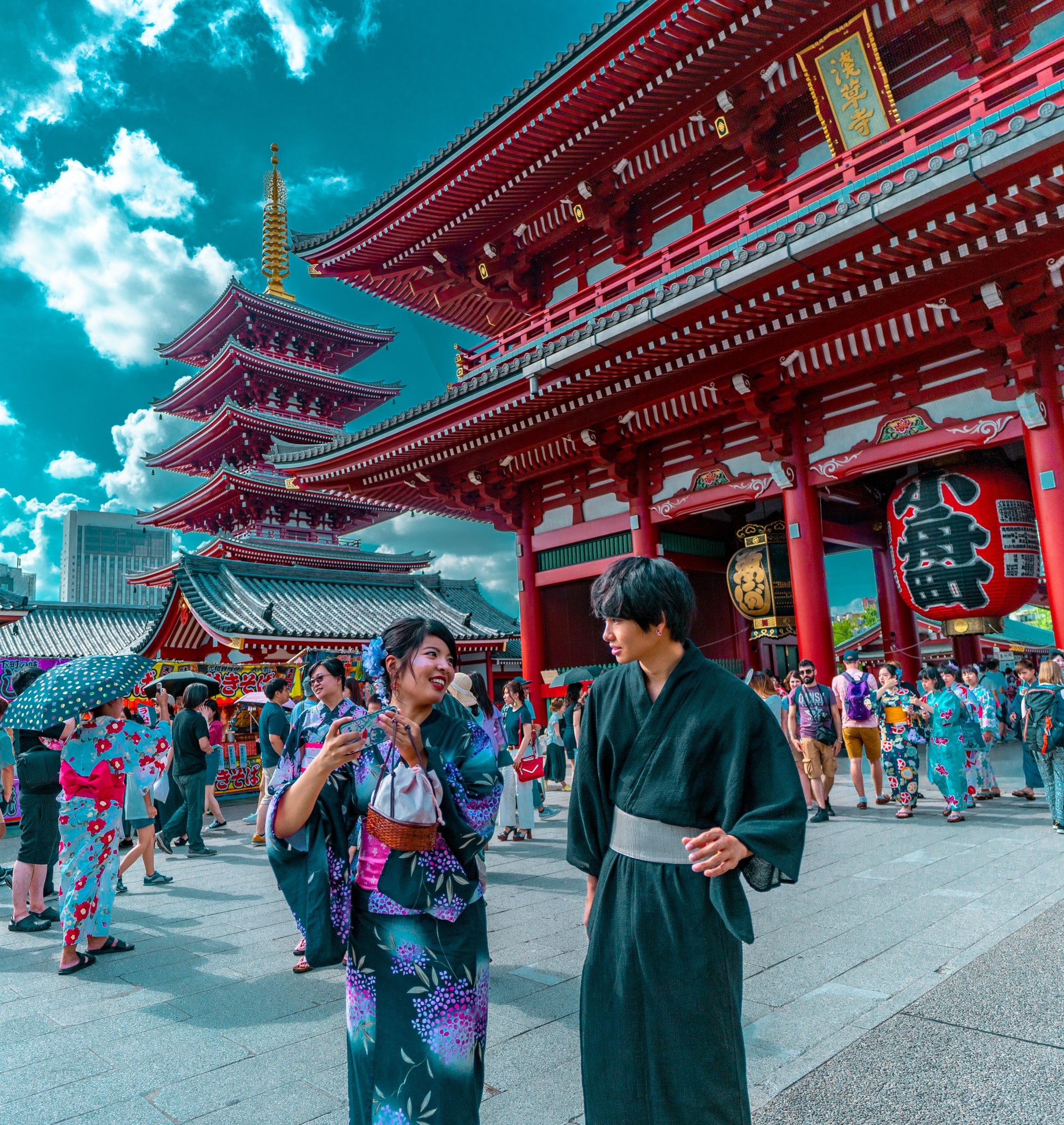 Rote Modetempel mit Menschenmassen in Tokio