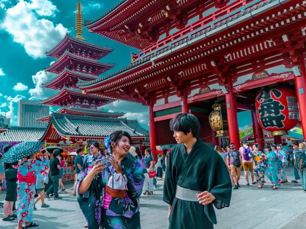 Rote Modetempel mit Menschenmassen in Tokio