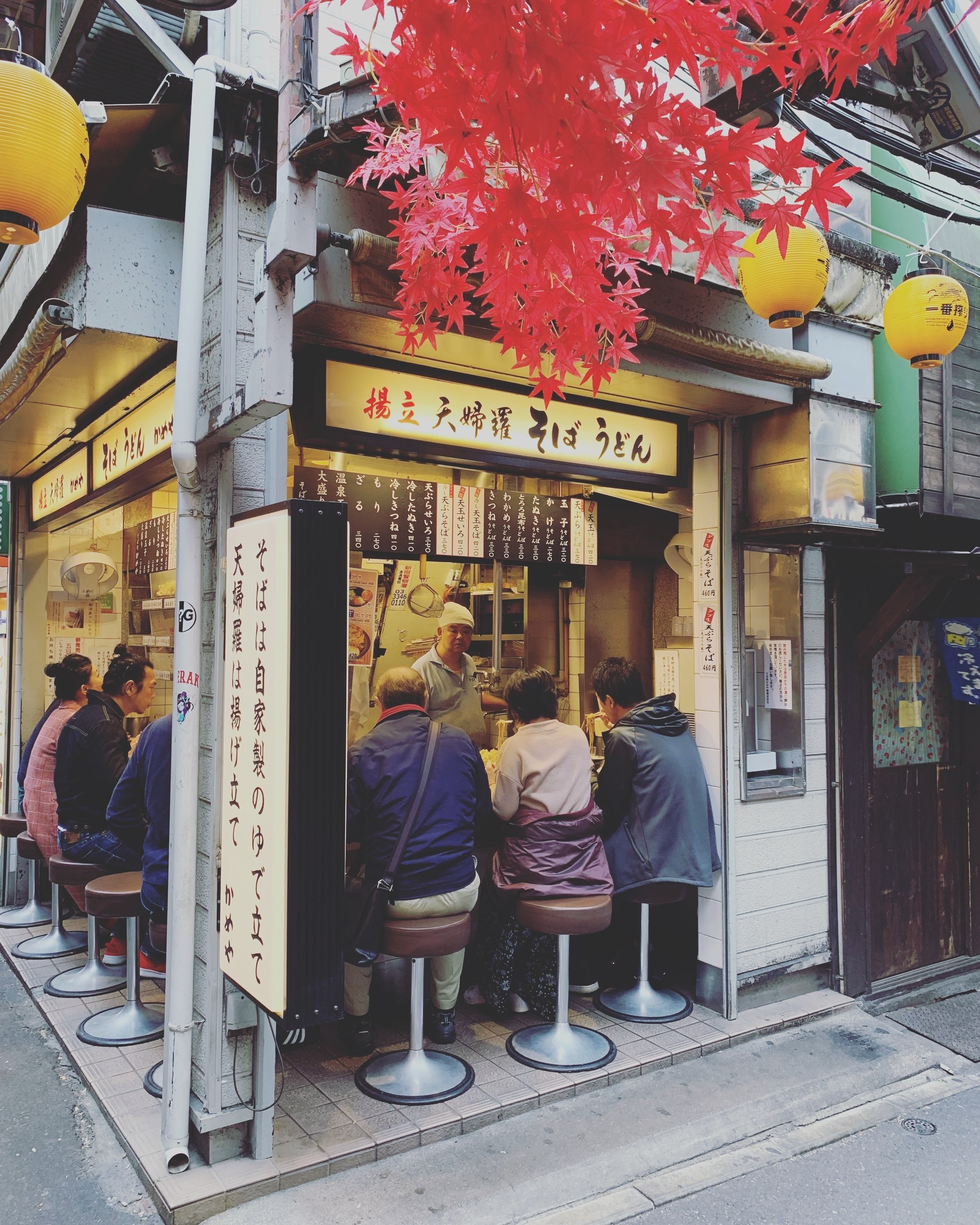 Een lokaal straatrestaurant in Tokio