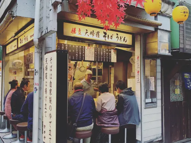 Een lokaal straatrestaurant in Tokio