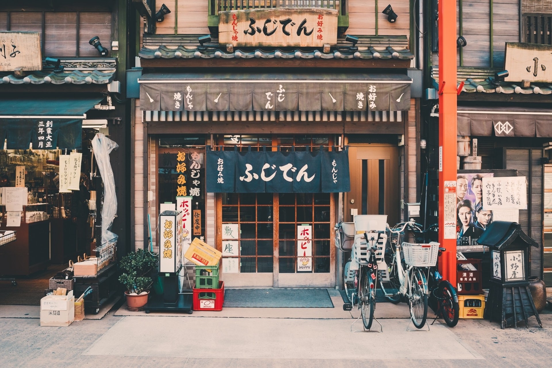 Een plaatselijke winkel in Tokio met fietsen buiten