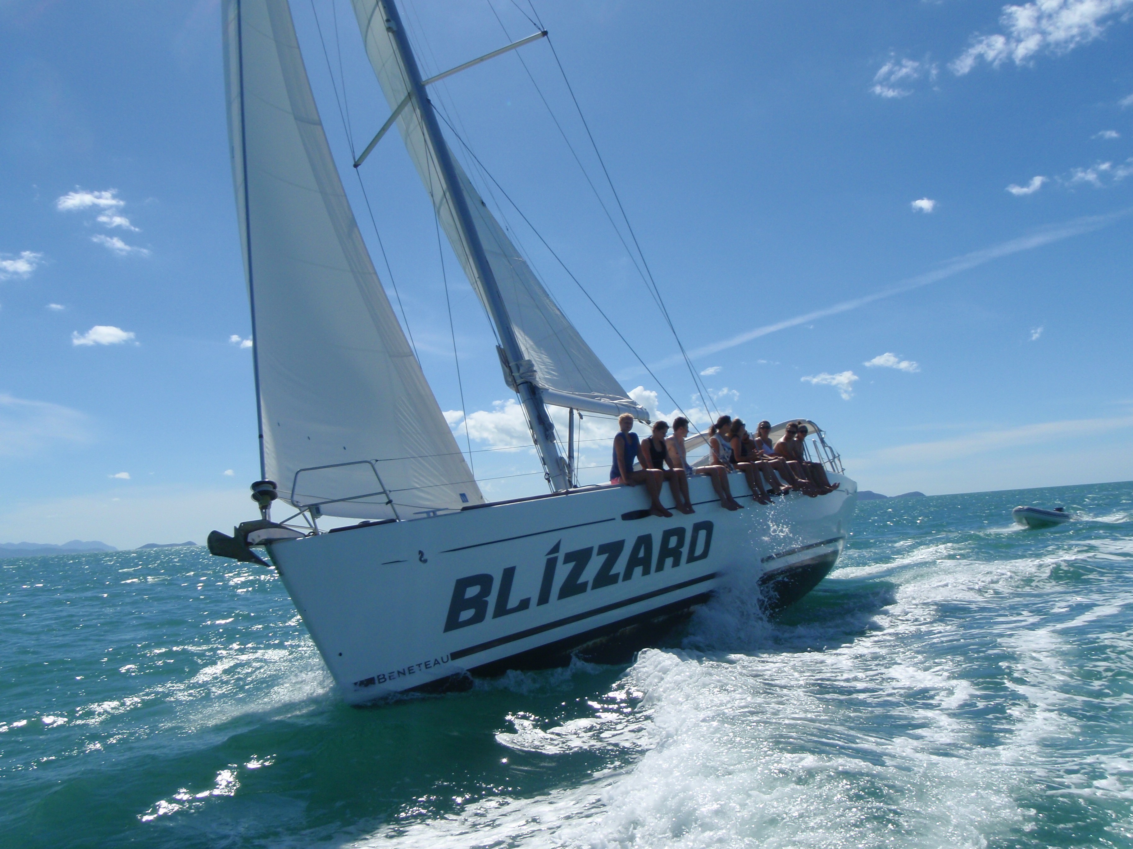 Aus whitsundays sailing boat sea partner see and do active