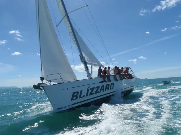 Aus whitsundays sailing boat sea partner see and do active
