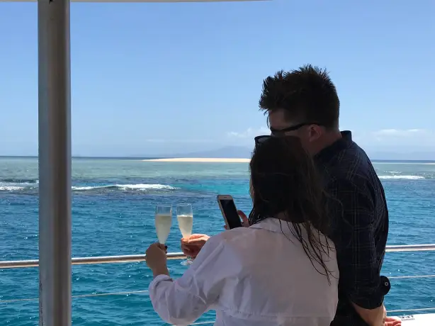 Aus große Barriere Riff Schnorcheln Boot Paar Partner sehen und tun aktiv