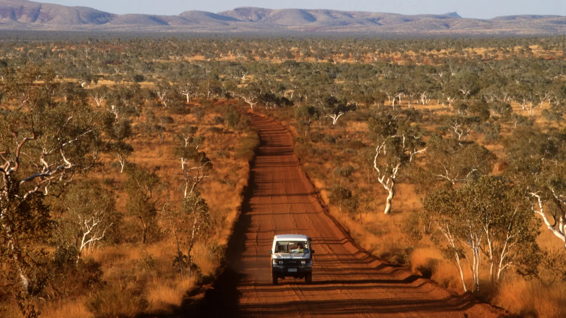 Jeep fährt durch das Outback von Australien