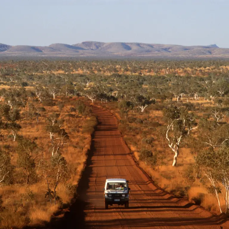 Jeep fährt durch das Outback von Australien