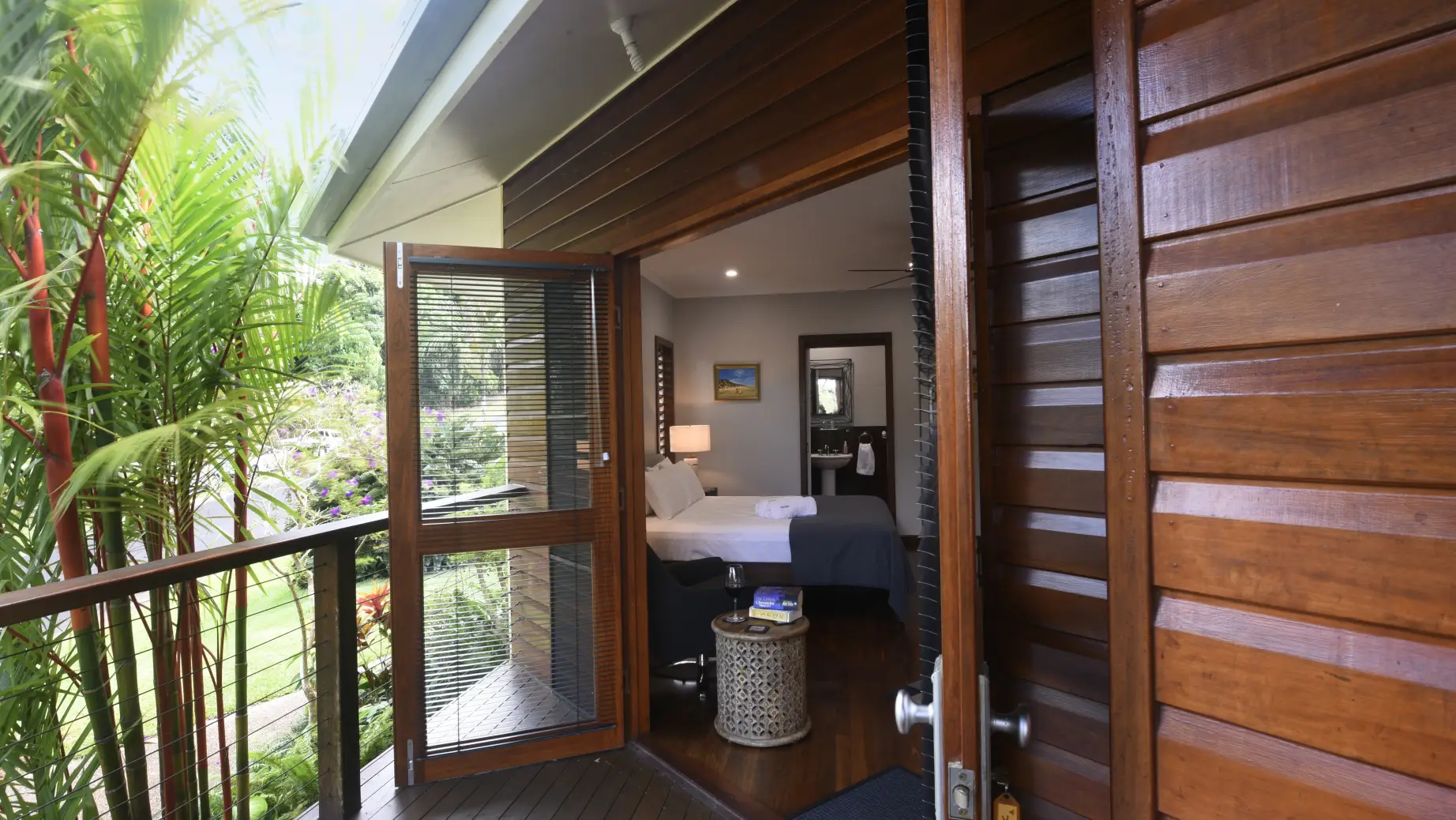 Au comfortable accommodation sealords mission beach bed and breakfast 4