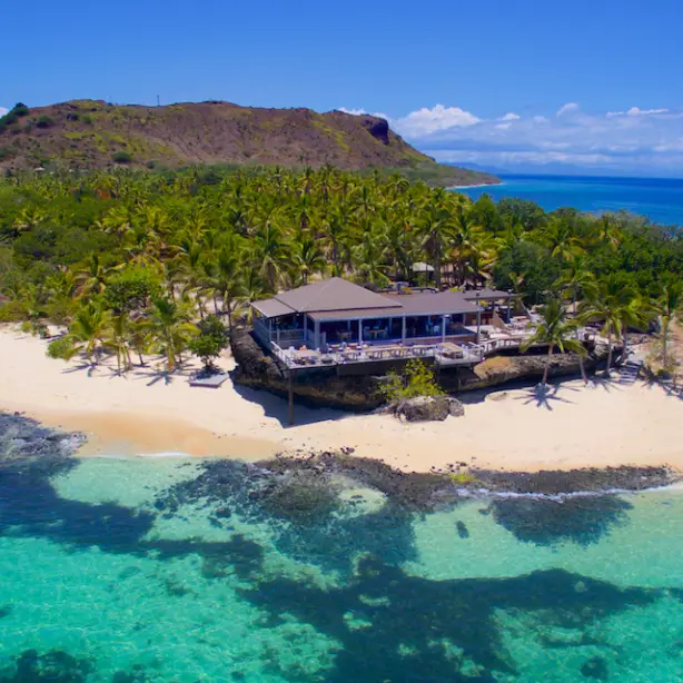 Kustoverzicht van een restaurant op het strand