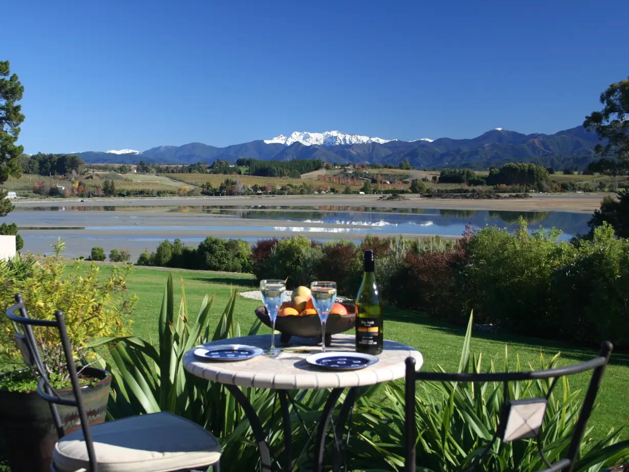 Neuseeland, Nelson - Unterkunft mit einer Gartenterrasse und Blick auf den Mount Aspiring