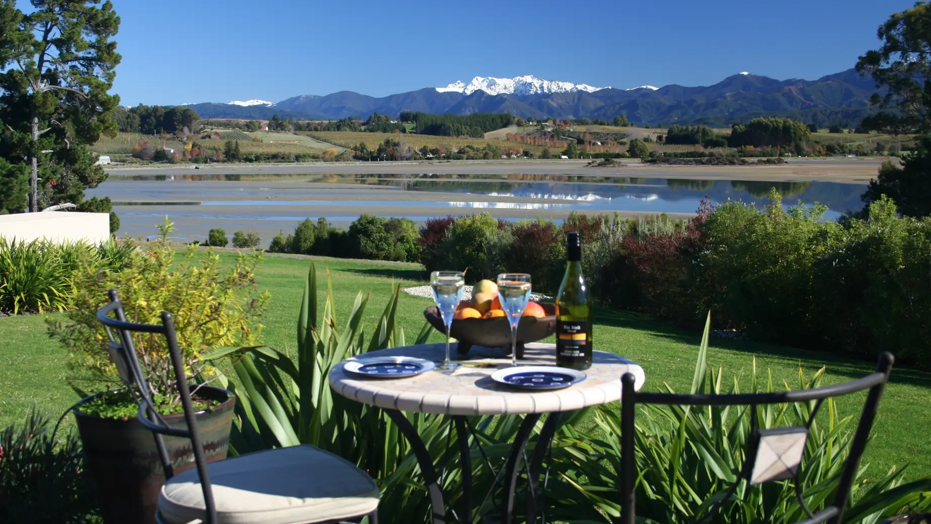 Neuseeland, Nelson - Unterkunft mit einer Gartenterrasse und Blick auf den Mount Aspiring