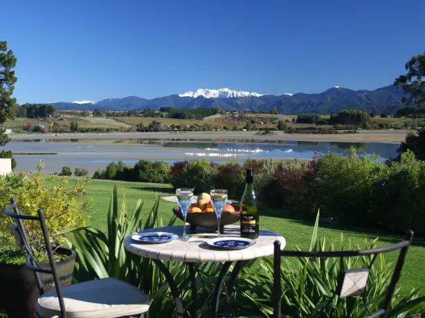 Neuseeland, Nelson - Unterkunft mit einer Gartenterrasse und Blick auf den Mount Aspiring