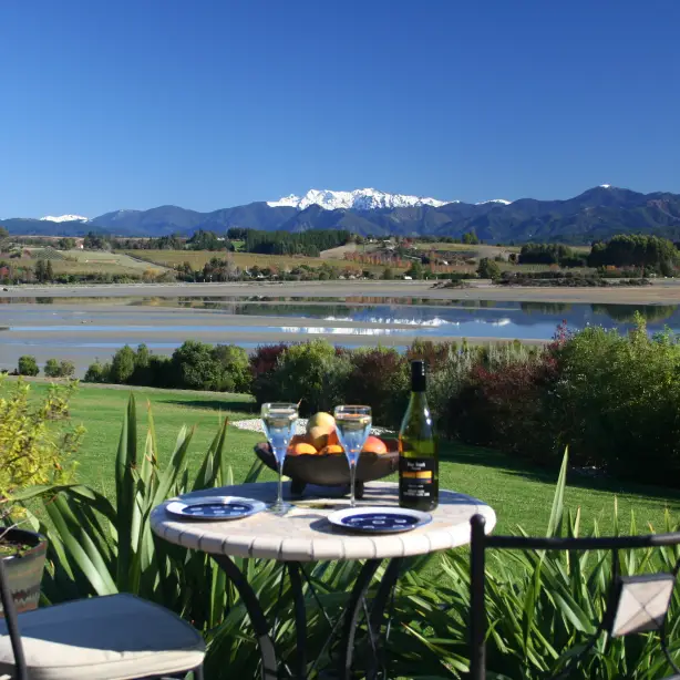 Nieuw-Zeeland, Nelson - accommodatie met een tuinterras en uitzicht op Mount Aspiring