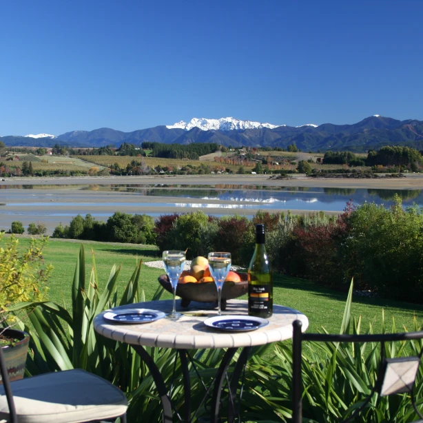 Nieuw-Zeeland, Nelson - accommodatie met een tuinterras en uitzicht op Mount Aspiring