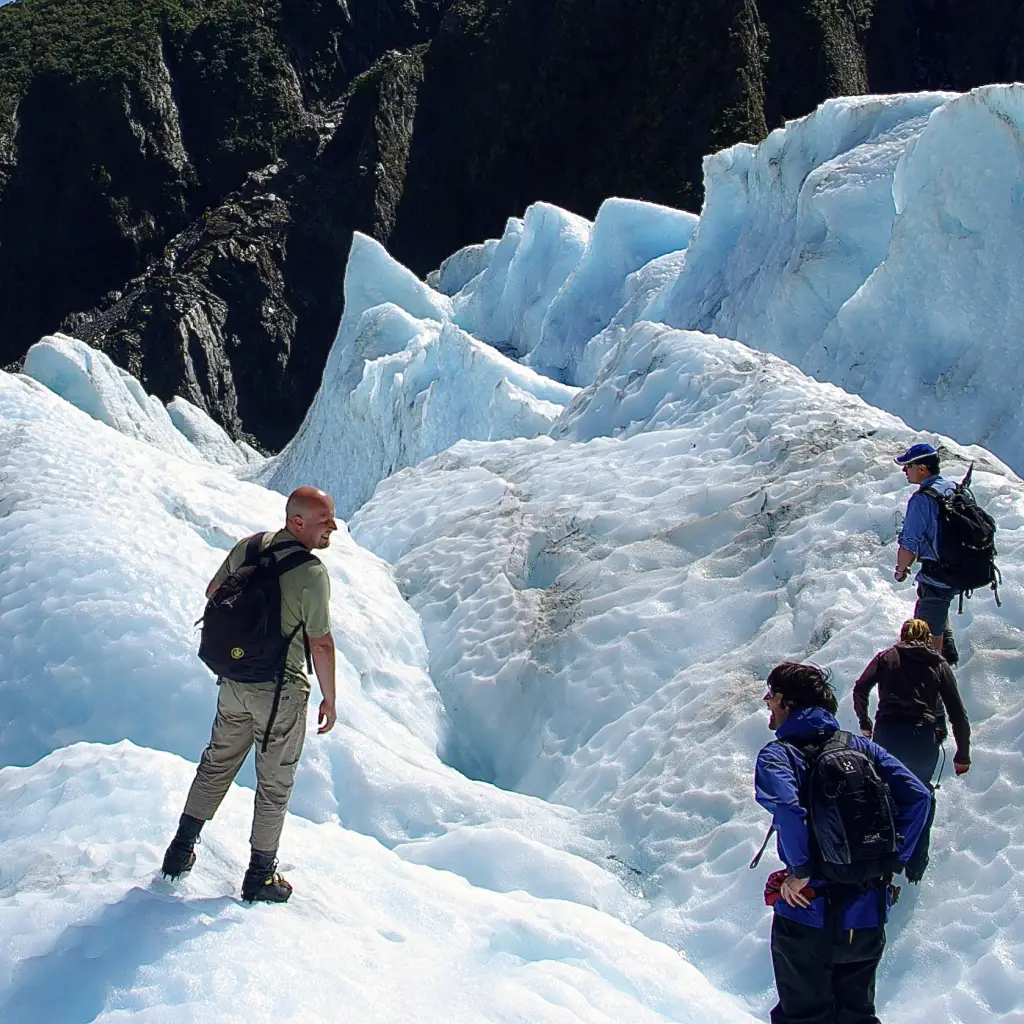Mensen wandelen over een besneeuwde berg in Franz Josef Nieuw-Zeeland