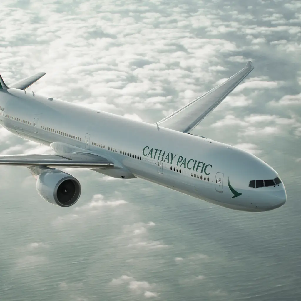 Cathay Pacific Flugzeug fliegt über den Wolken