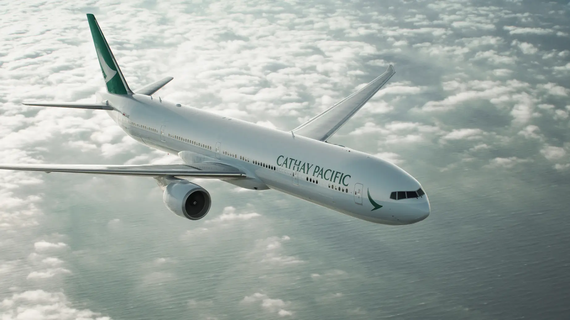 Cathay Pacific Flugzeug fliegt über den Wolken