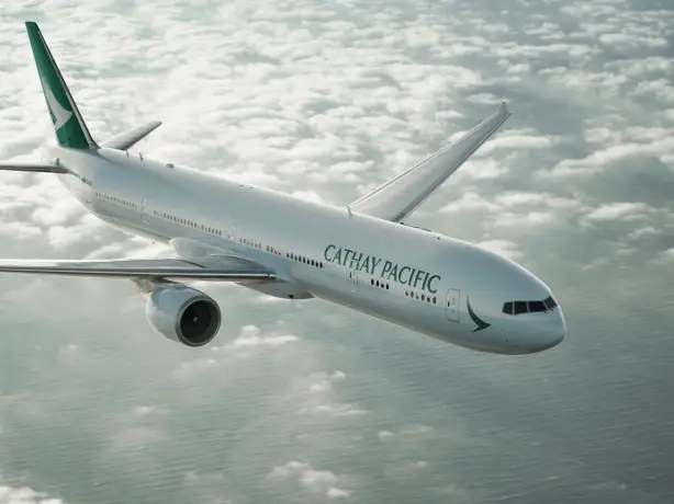 Cathay Pacific vliegtuig vliegt boven wolken