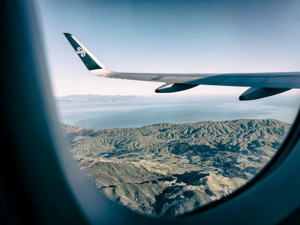 Het uitzicht vanuit het raam van een Air New Zealand vliegtuig