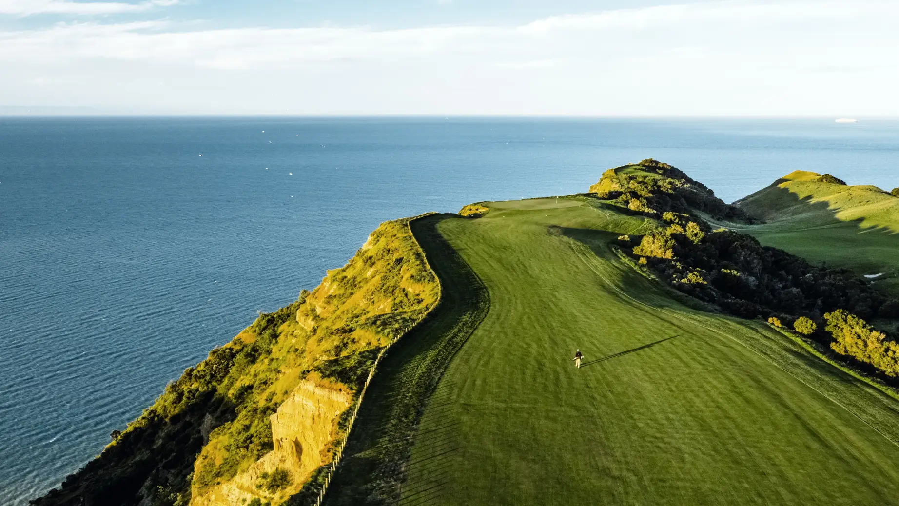 Luftaufnahme von Golfplatz und Meer in Hawkes Bay, Neuseeland