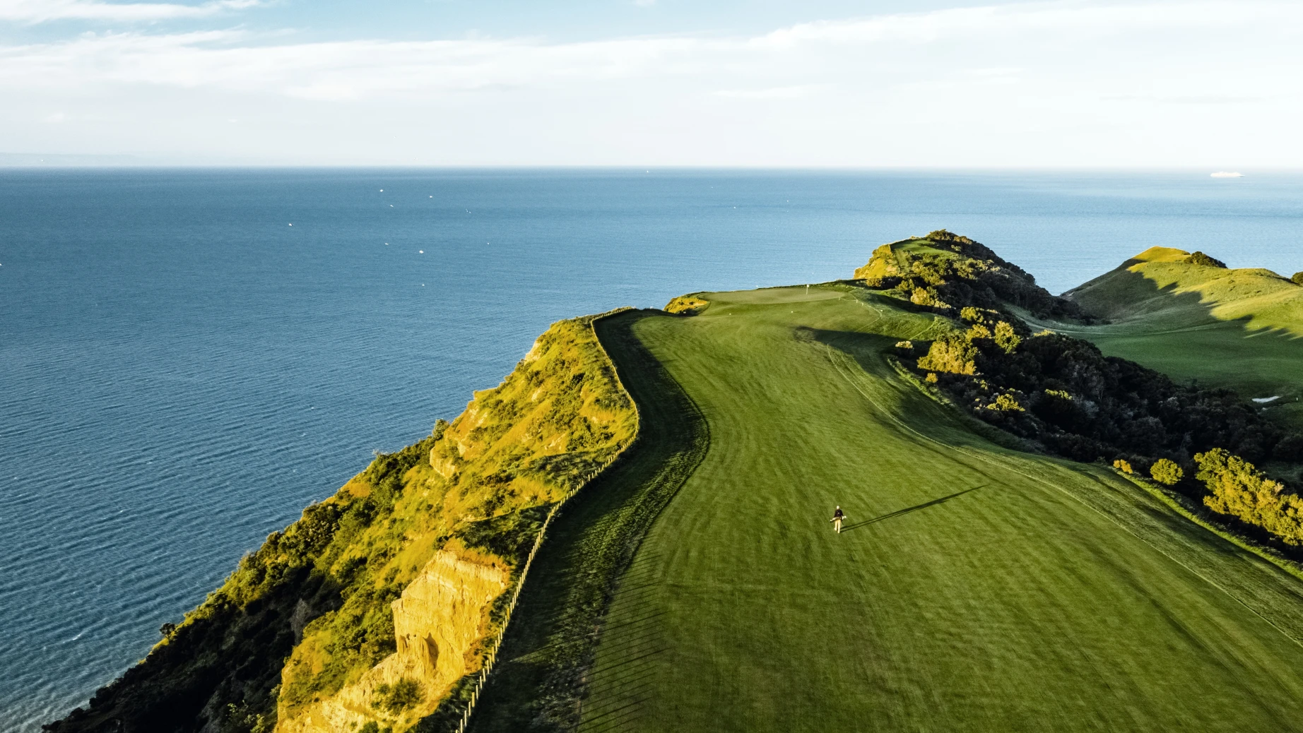 Luchtfoto van golfbaan en oceaan in Hawkes Bay, Nieuw-Zeeland