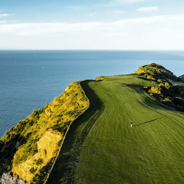 Luchtfoto van golfbaan en oceaan in Hawkes Bay, Nieuw-Zeeland