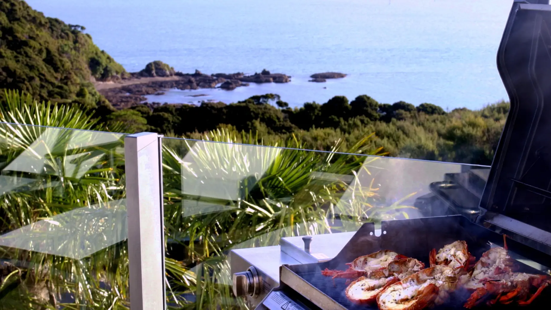 Flusskrebse beim Grillen mit Blick aufs Meer in Neuseeland
