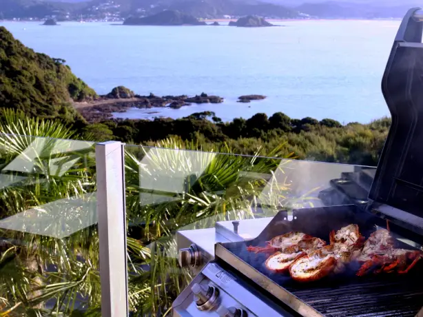 Flusskrebse beim Grillen mit Blick aufs Meer in Neuseeland