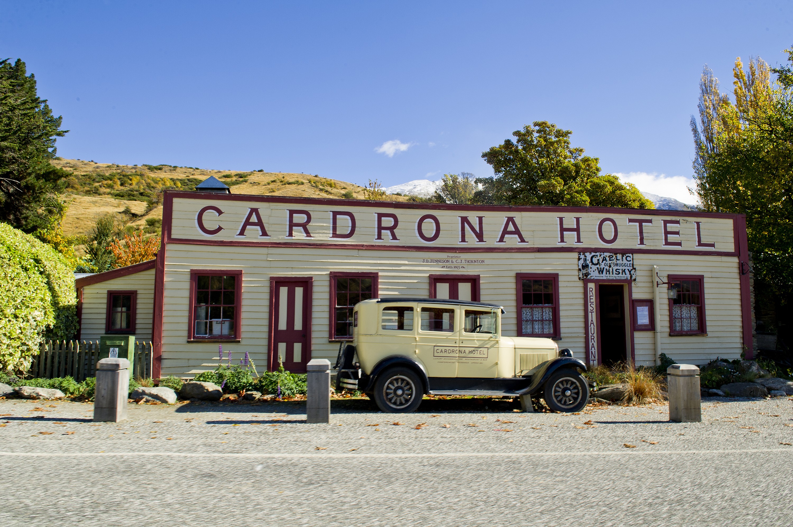 Kleines Hotel in Neuseeland mit Oldtimer vor der Tür