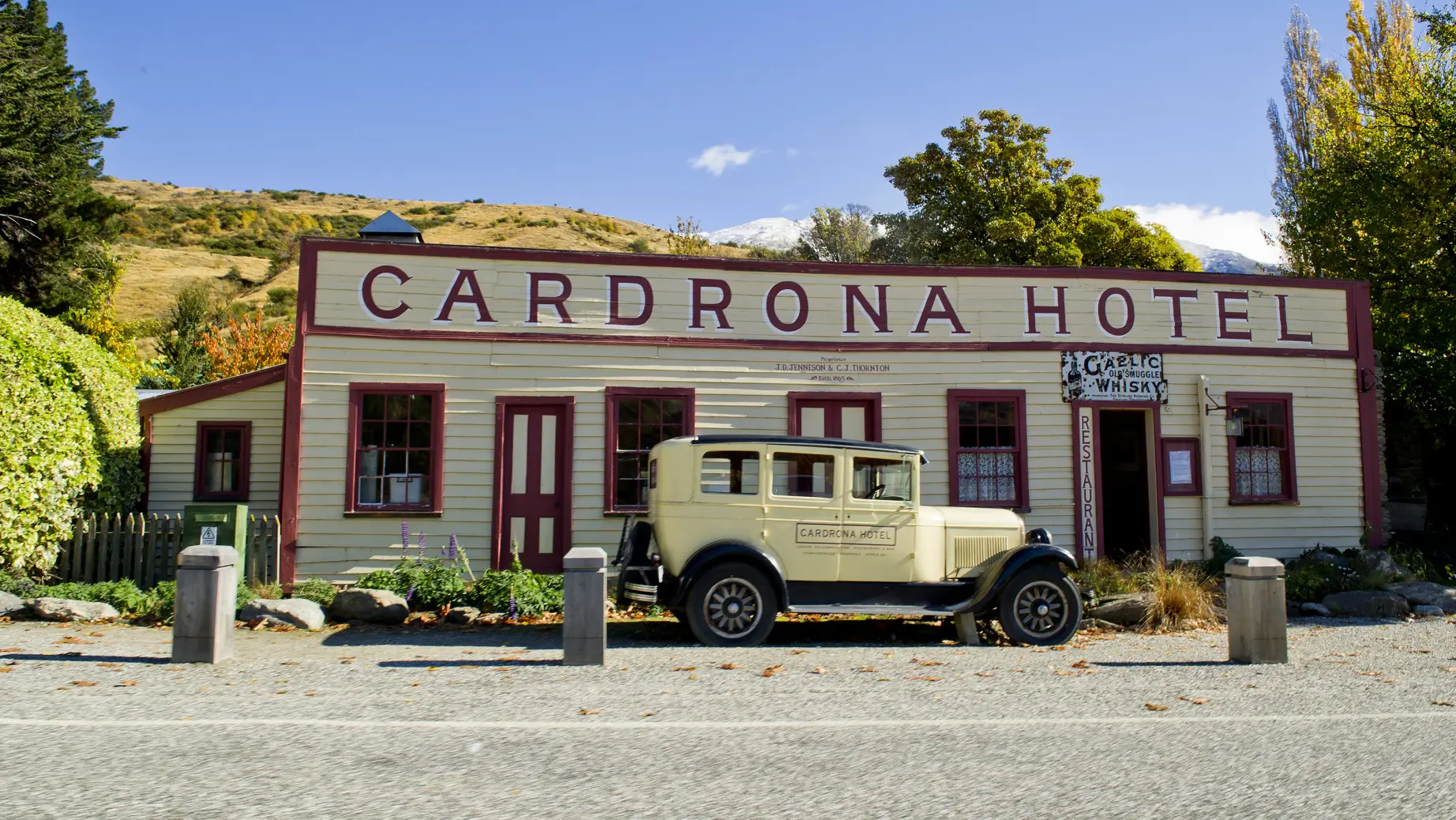 Kleines Hotel in Neuseeland mit Oldtimer vor der Tür