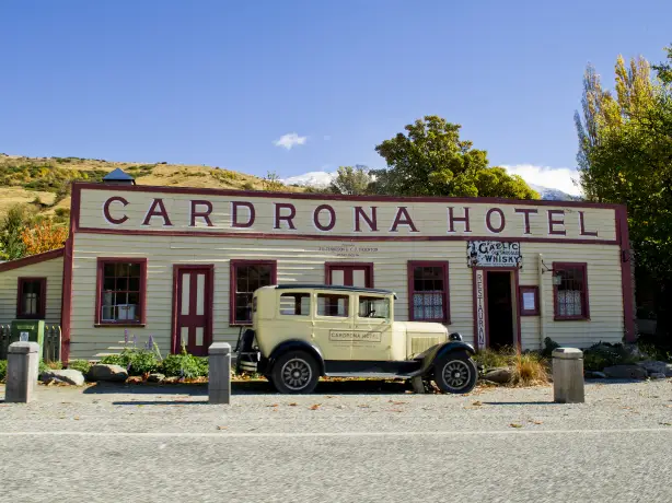 Kleines Hotel in Neuseeland mit Oldtimer vor der Tür