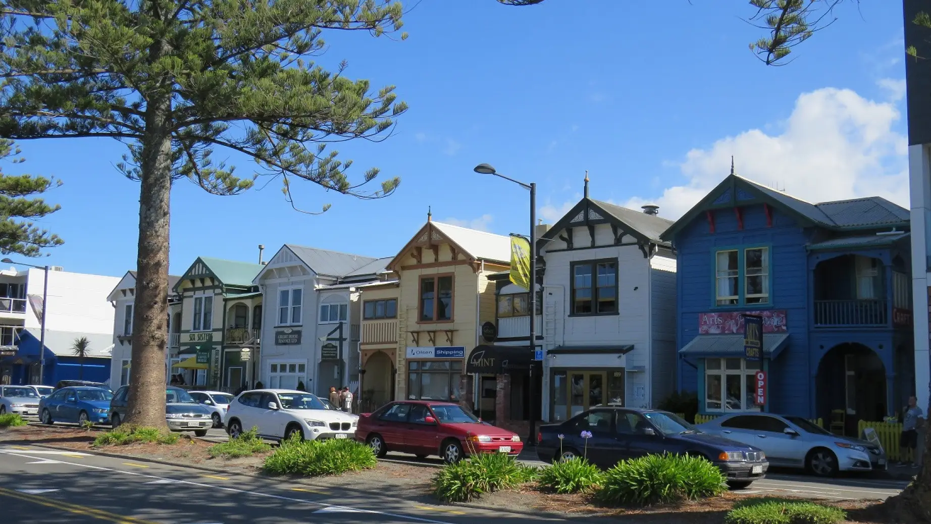 Straße mit bunten Häusern in Napier Neuseeland