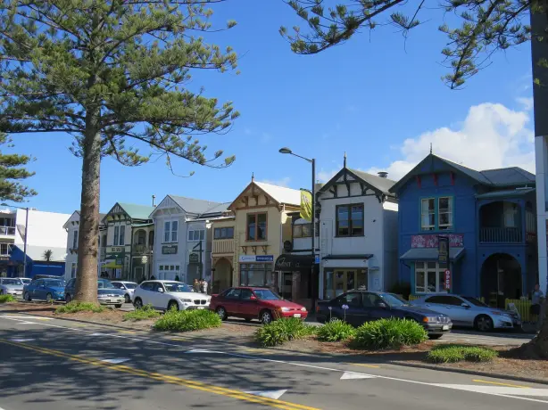 Straße mit bunten Häusern in Napier Neuseeland
