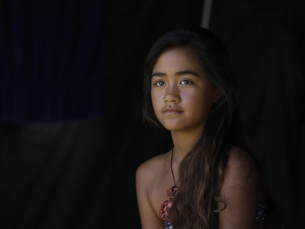 Nieuw-Zeelands Māori-meisje met een ketting om haar nek en lang zwart haar