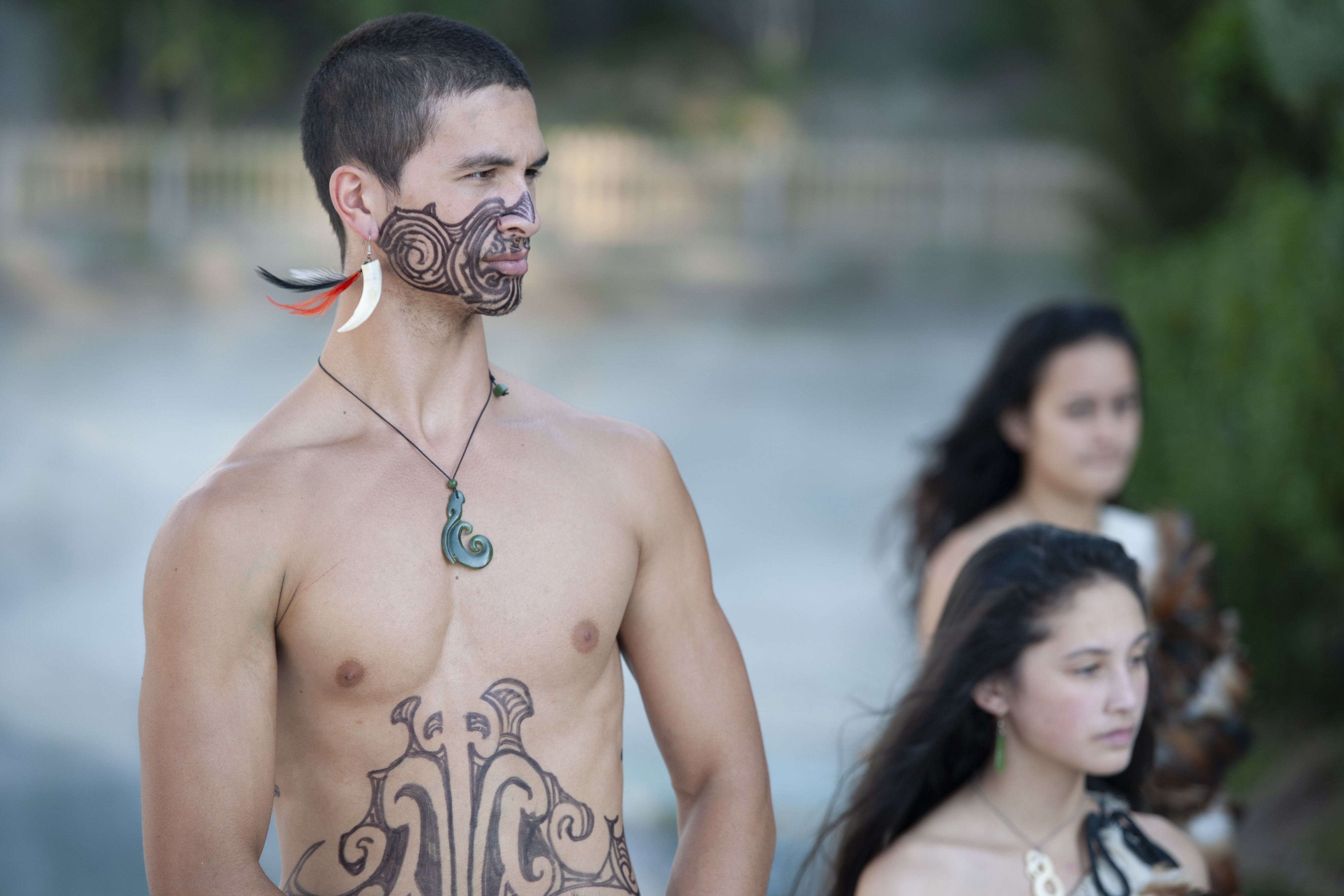 Māori-Mann aus Northland, Neuseeland mit Gesichtstattoo, Ohrring und Halskette