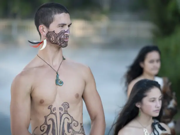 Māori-Mann aus Northland, Neuseeland mit Gesichtstattoo, Ohrring und Halskette