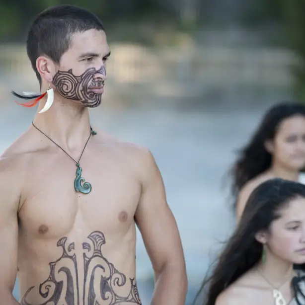Māori-Mann aus Northland, Neuseeland mit Gesichtstattoo, Ohrring und Halskette