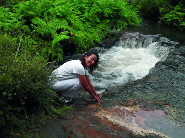 Eine Frau in weißer Kleidung während einer Rotorua Wikitoria Day Tour am Thermalfluss