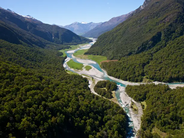 Flusslauf durch Bergtäler - Makarora Wilkins Jets River Valley in Neuseeland
