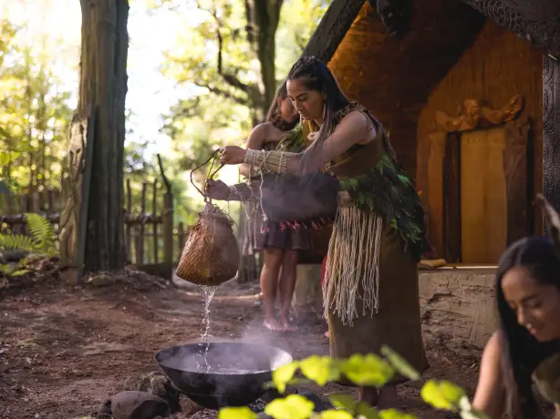 Maori-Frauen zeigen traditionelle Bräuche