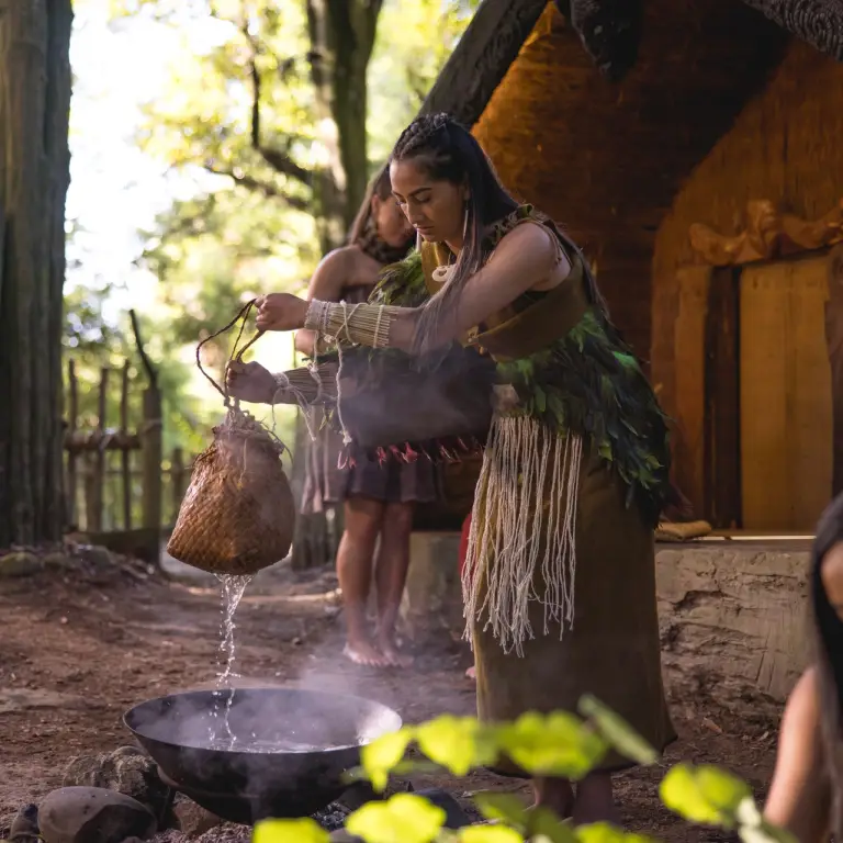 Maori-Frauen zeigen traditionelle Bräuche