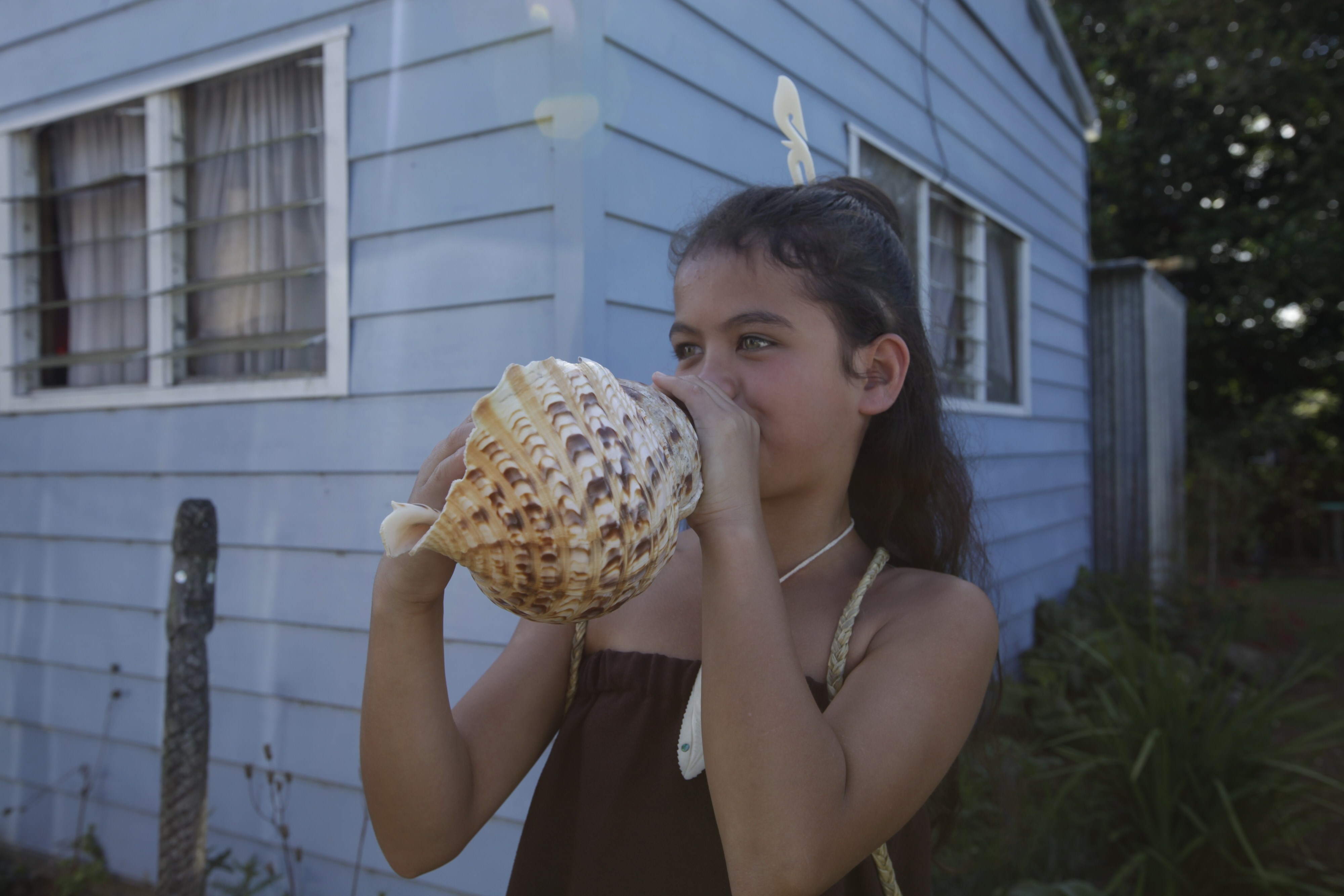 Nz maori girl shell instrument jimmy nelson discoverpage culture history