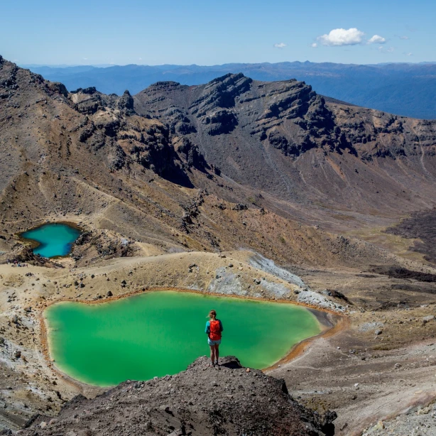 Vrouw op een berg met uitzicht over Tongariro National Park Nieuw-Zeeland