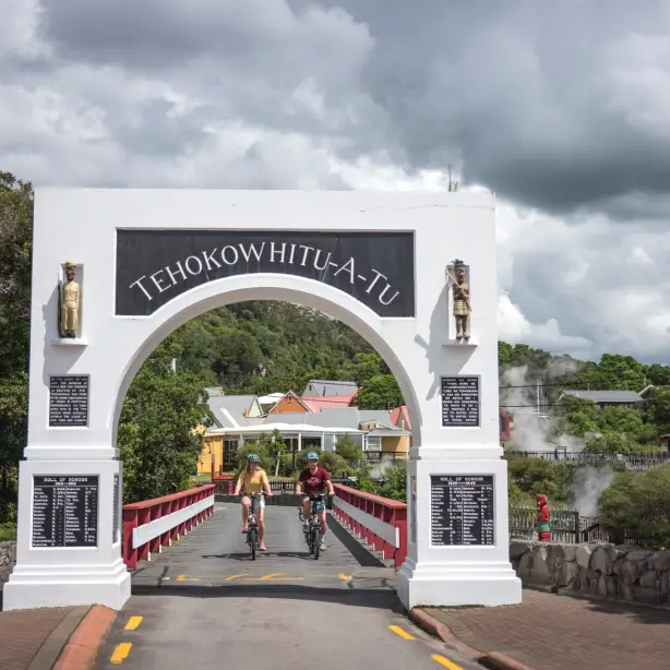 Nieuw-Zeeland, Noordereiland - fietsen bij de ingang in Rotorua